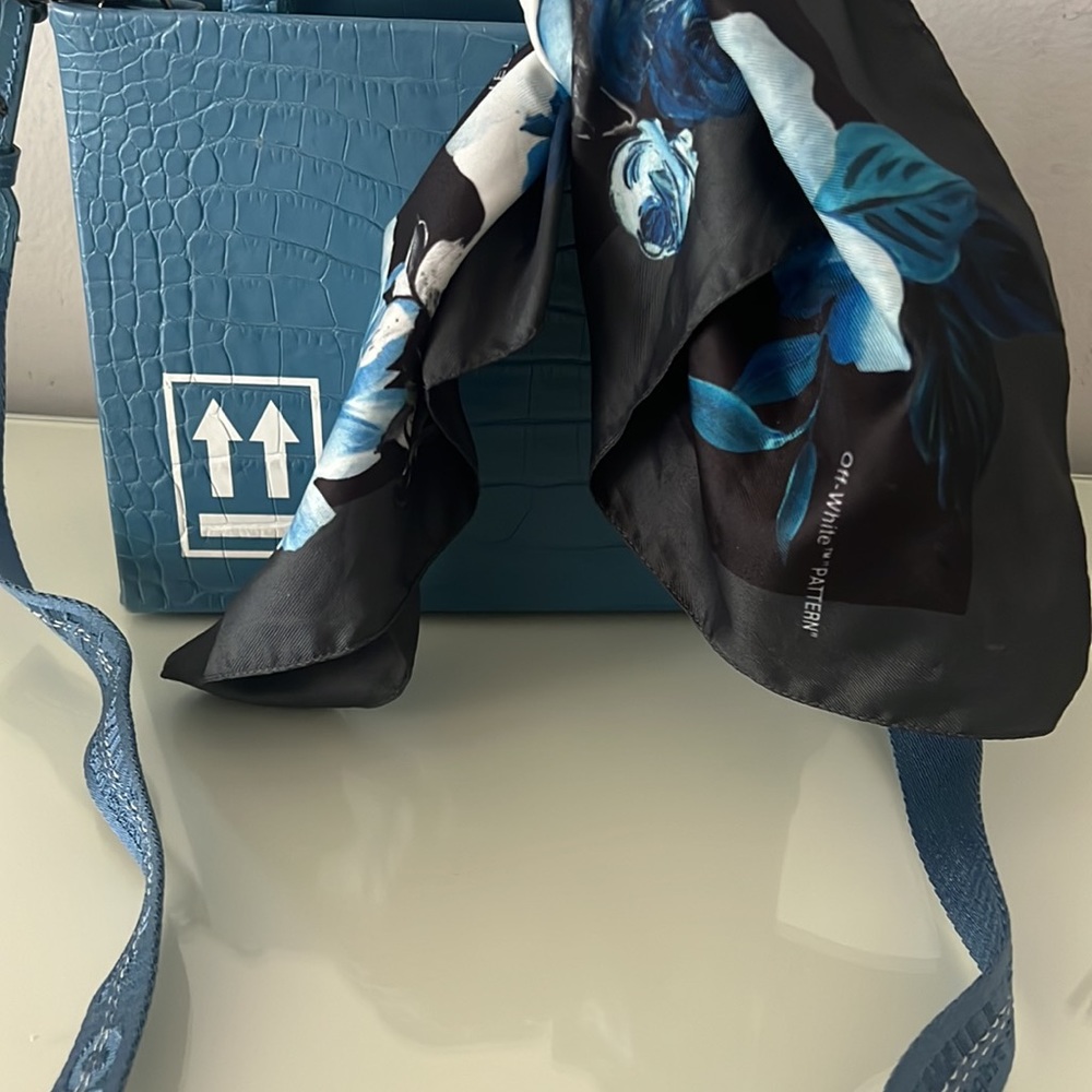 Off white blue hand and crossbody shoulder bag - Picture 2 of 7